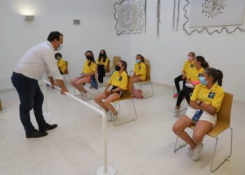 El alcalde acerca la historia del municipio a las niñas del CAI