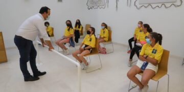 El alcalde acerca la historia del municipio a las niñas del CAI