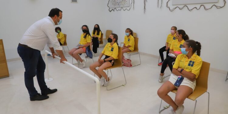 El alcalde acerca la historia del municipio a las niñas del CAI