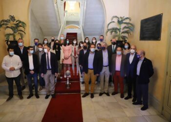 El alcalde recibe al campeón de liga, Perfumerías Avenida