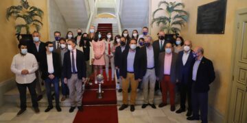 El alcalde recibe al campeón de liga, Perfumerías Avenida