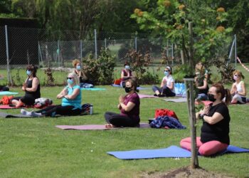 Aerobatuka y yoga para practicar deporte al aire libre