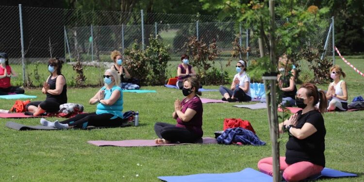 Aerobatuka y yoga para practicar deporte al aire libre