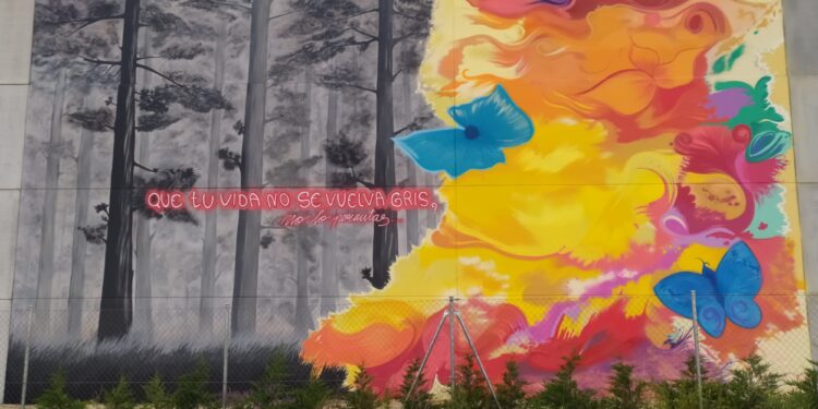 El pabellón deportivo luce el nuevo mural contra la violencia de género