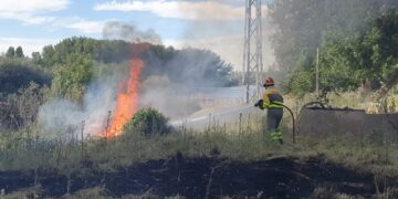 Los bomberos de Diputación y Protección Civil de Santa Marta sofocan un incendio en la zona del camino del Puy