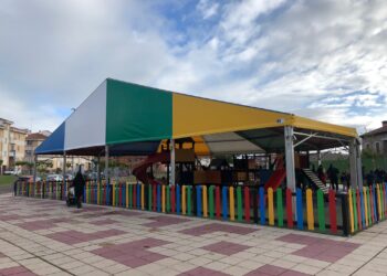 Puesta a punto de los parques infantiles con nuevos juegos y columpios inclusivos para los más pequeños