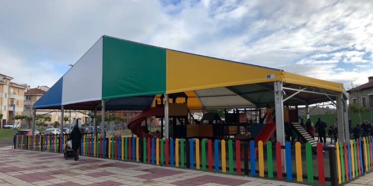 Puesta a punto de los parques infantiles con nuevos juegos y columpios inclusivos para los más pequeños