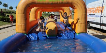 Los niños estrenan el verano con los hinchables de agua