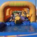 Los niños estrenan el verano con los hinchables de agua