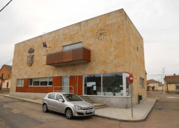 Banderas a media asta y concentración silenciosa en Doñinos por la muerte de su vecina víctima de la violencia machista