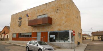 Banderas a media asta y concentración silenciosa en Doñinos por la muerte de su vecina víctima de la violencia machista