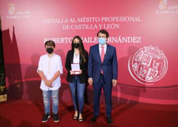 Roberto Fraile recibe el homenaje y la Medalla al Mérito Profesional, a título póstumo, de la Junta de Castilla y León