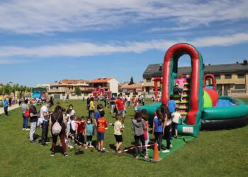 Los más pequeños protagonizan la jornada festiva en los hinchables del gran parque infantil