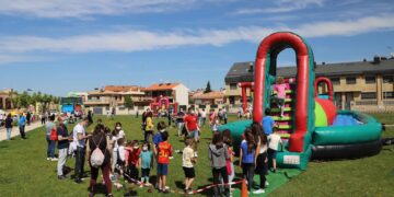Los más pequeños protagonizan la jornada festiva en los hinchables del gran parque infantil