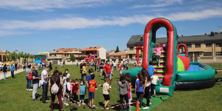 Los más pequeños protagonizan la jornada festiva en los hinchables del gran parque infantil