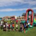 Los más pequeños protagonizan la jornada festiva en los hinchables del gran parque infantil
