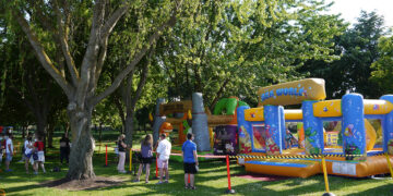 El deporte y los juegos infantiles se unen a la tradición para cerrar el fin de semana festivo