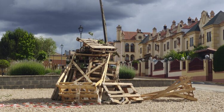 Villares, Carrascal de Barregas y Pelabravo, los únicos que mantienen la tradicional hoguera de San Juan