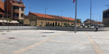 Una tenada cubrirá la bancada de la plaza de La Fuente para proteger a los vecinos del sol y la lluvia