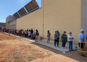 Éxito de la ‘patatada’ solidaria entre los vecinos de Villares para despedir las fiestas