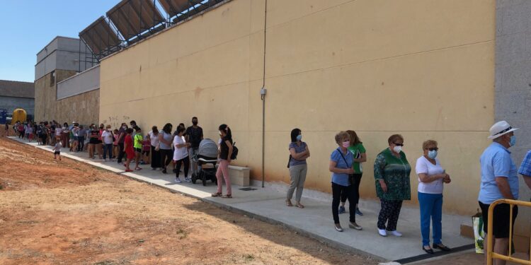 Éxito de la ‘patatada’ solidaria entre los vecinos de Villares para despedir las fiestas