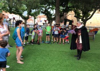 Un recorrido literario con Cervantes descubre la nueva biblioteca municipal a los vecinos