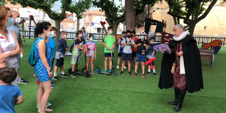 Un recorrido literario con Cervantes descubre la nueva biblioteca municipal a los vecinos