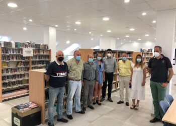 Un recorrido literario con Cervantes descubre la nueva biblioteca municipal a los vecinos
