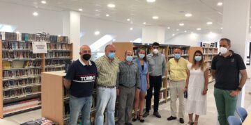 Un recorrido literario con Cervantes descubre la nueva biblioteca municipal a los vecinos