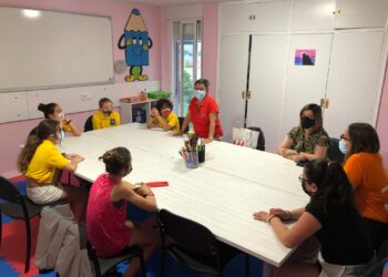 Las niñas de ‘Ciudad Amiga de la Infancia’ muestran su preocupación por el medio ambiente y la necesidad de reciclar en el ‘Día de la Basuraleza’