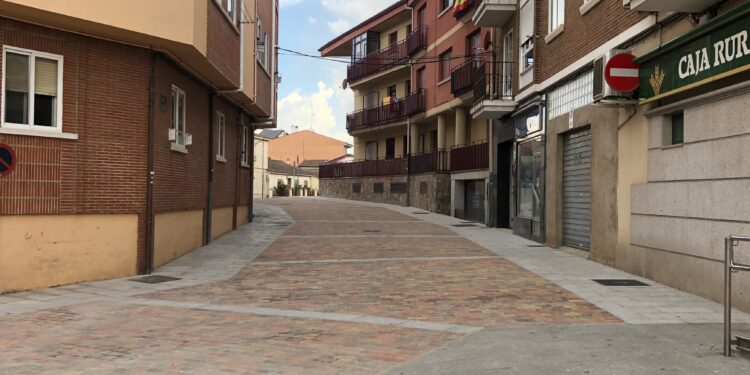 Las calles Selín y La Fuente ya lucen su renovada imagen peatonal y accesible
