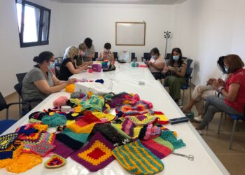 Unidas por el ganchillo para embellecer el municipio