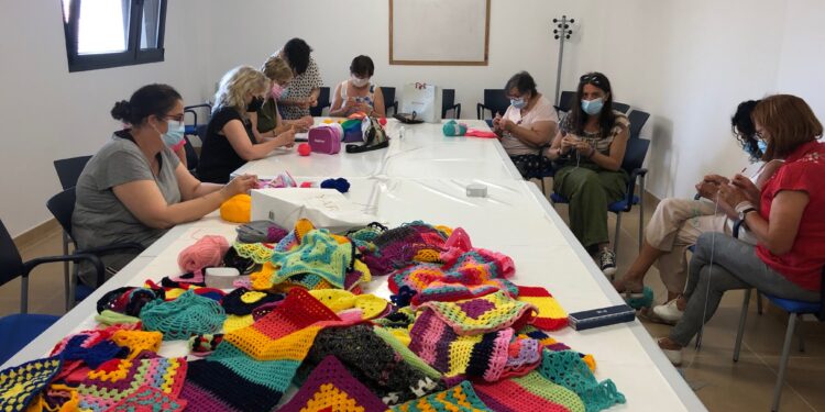 Unidas por el ganchillo para embellecer el municipio
