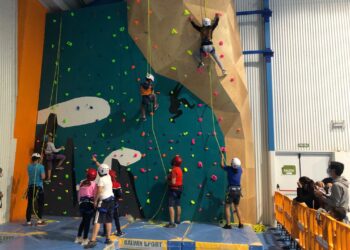 Niños y jóvenes, los primeros en escalar los 15 metros de altura del nuevo rocódromo ubicado en el pabellón