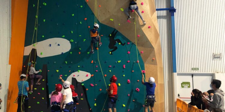 Niños y jóvenes, los primeros en escalar los 15 metros de altura del nuevo rocódromo ubicado en el pabellón