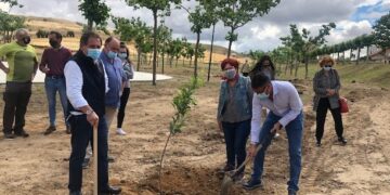 Más de 40 árboles frutales coronan el nuevo parque de Vega de Salamanca