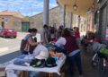 El mercadillo de la Asociación de Mujeres despliega el espíritu solidario de los vecinos