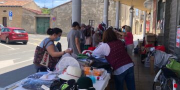 El mercadillo de la Asociación de Mujeres despliega el espíritu solidario de los vecinos