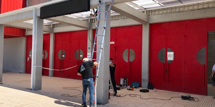 Nuevo canal de información con los vecinos a través de paneles electrónicos y una gran pantalla led