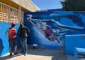 Un nuevo mural da la bienvenida a los usuarios de las piscinas municipales