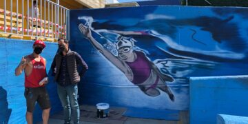 Un nuevo mural da la bienvenida a los usuarios de las piscinas municipales