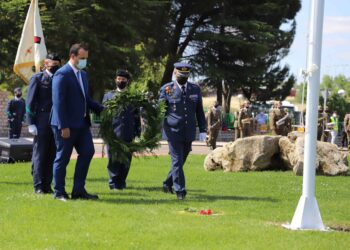 Izado de bandera como símbolo de unión, fuerza y recuerdo a las víctimas de la pandemia