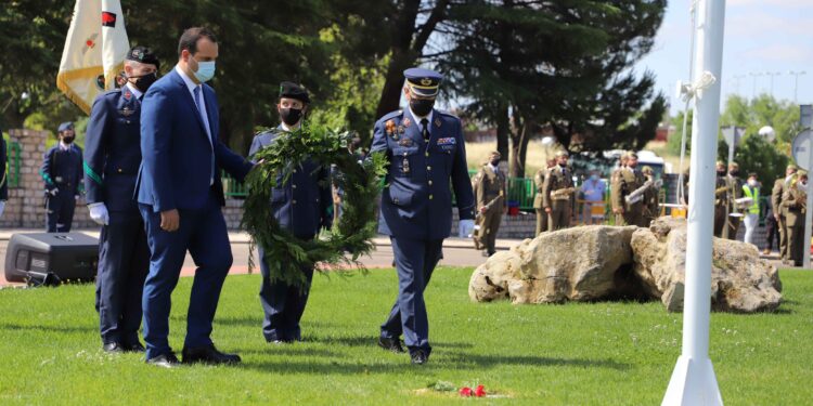 Izado de bandera como símbolo de unión, fuerza y recuerdo a las víctimas de la pandemia