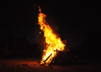 Noche mágica, de fuego, música y deseos en Carrascal de Barregas