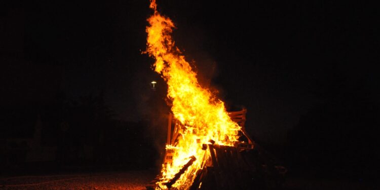 Noche mágica, de fuego, música y deseos en Carrascal de Barregas