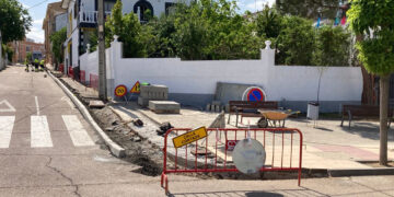 Creación de nuevo acerado para facilitar el paso de peatones en la céntrica calle La Solana