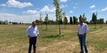 Una treintena de árboles comienzan a dar vida al ‘Bosque del Covid’
