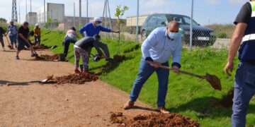 La plantación de 42 árboles completa el entorno natural de los huertos ecológicos