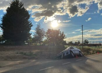 Aparatoso vuelco de un vehículo en la SA-300 a la salida de Villamayor