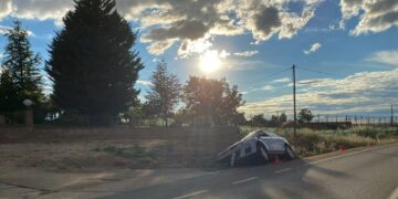 Aparatoso vuelco de un vehículo en la SA-300 a la salida de Villamayor